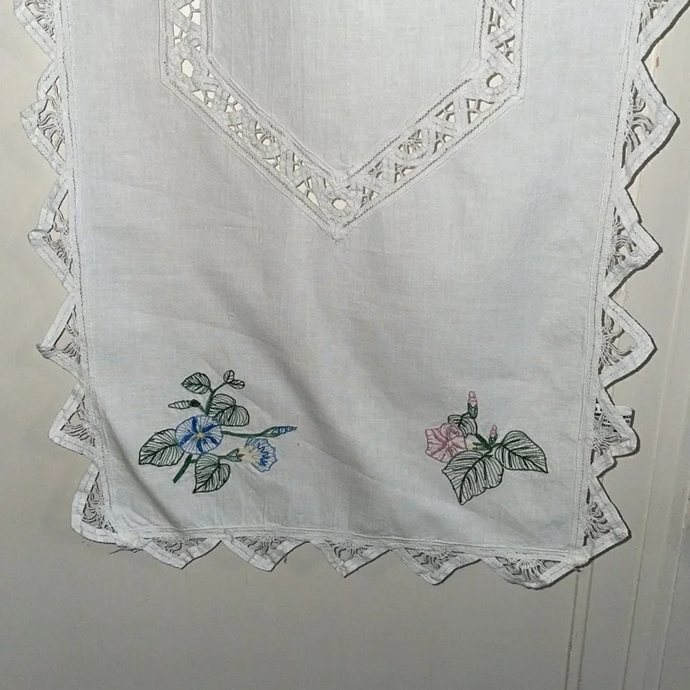 Keeco white cotton table runner with floral embroidery & Battenburg lace‎